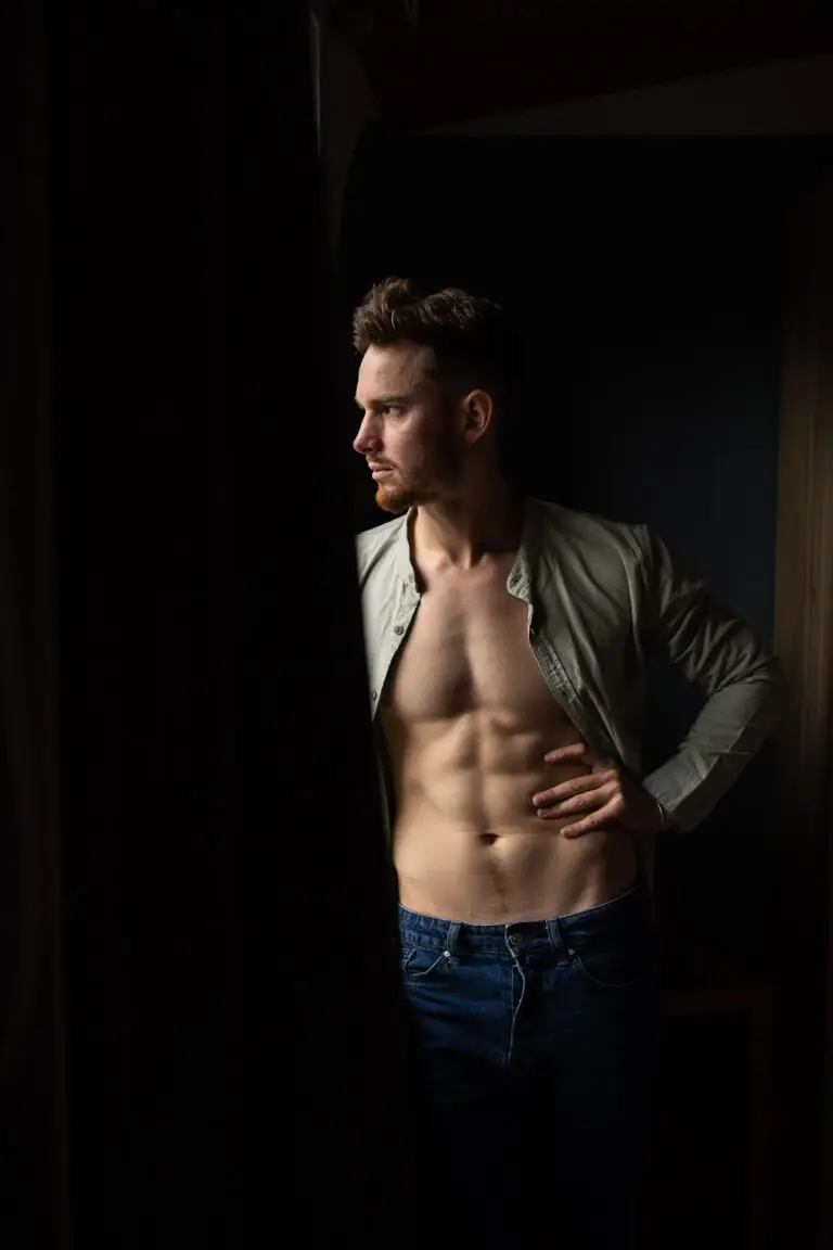 seance-photo-individuelle-homme-lille-studio-aurae-intérieur-intimiste-3